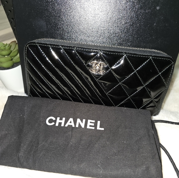 AUTHENTIC Chanel Black Patent Zip around Wallet - Picture 2 of 9